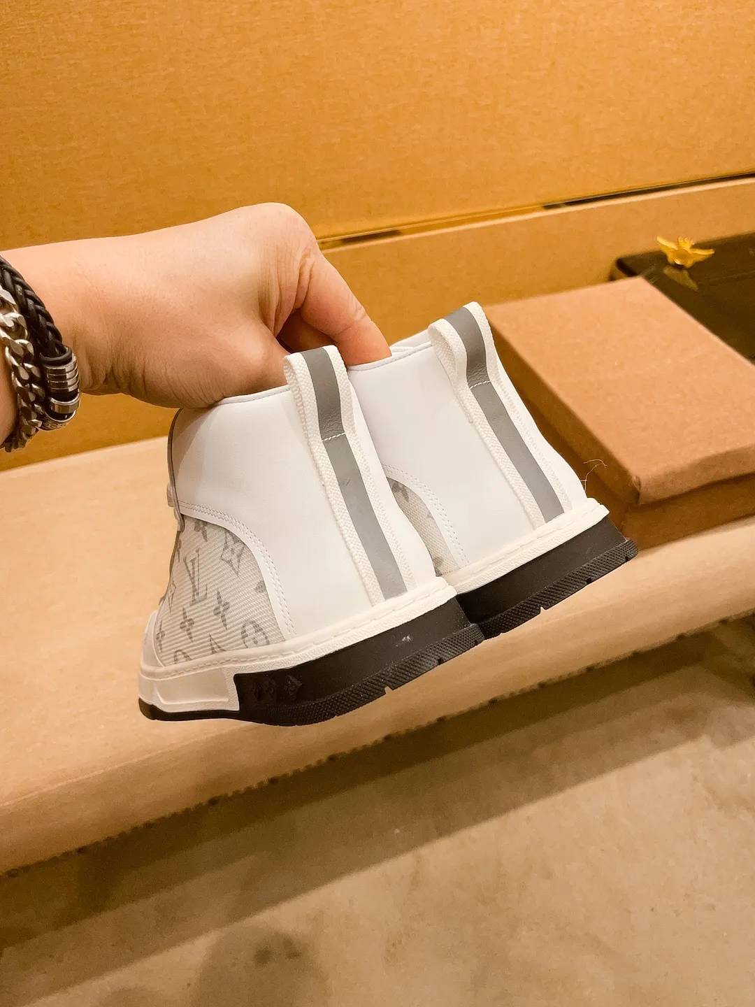 Men's shoes 💰 440💰【 LV 】🔥 Louis Vuitton, high-end men's shoes brand, official website 1:1 latest masterpiece: the upper is made of first-layer cowhide imported from Italy with a comfortable and breathable lining➕original non-slip and wear-resistant outsole🔥, making walking more convenient and comfortable! An exclusive new model, a stunning work, a beautiful 1:1 replica [color] compared to the official quality! Create a fashionable personality to set off your uniqueness! A must-have for trendy men! Classic🔥Size: 38-44 Color: 🔥Multiple colors available🔥